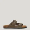 Sandali in pelle scamosciata con doppia fibbia Sandali in pelle scamosciata con doppia fibbia
