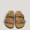 Sandali in pelle scamosciata con doppia fibbia Sandali in pelle scamosciata con doppia fibbia