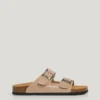 Sandali in pelle scamosciata con doppia fibbia Sandali in pelle scamosciata con doppia fibbia