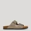 Sandali in pelle scamosciata con doppia fibbia Sandali in pelle scamosciata con doppia fibbia
