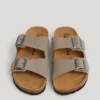 Sandali in pelle scamosciata con doppia fibbia Sandali in pelle scamosciata con doppia fibbia