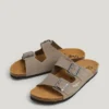 Sandali in pelle scamosciata con doppia fibbia Sandali in pelle scamosciata con doppia fibbia