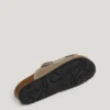 Sandali in pelle scamosciata con doppia fibbia Sandali in pelle scamosciata con doppia fibbia