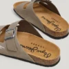 Sandali in pelle scamosciata con doppia fibbia Sandali in pelle scamosciata con doppia fibbia