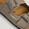 Sandali in pelle scamosciata con doppia fibbia Sandali in pelle scamosciata con doppia fibbia