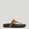 Sandali piatti in pelle scamosciata Sandali piatti in pelle scamosciata