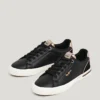 Sneakers classiche con dettagli in pelle scamosciata Sneakers classiche con dettagli in pelle scamosciata