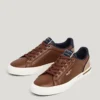 Sneakers classiche con dettagli in pelle scamosciata Sneakers classiche con dettagli in pelle scamosciata