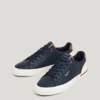 Sneakers classiche con dettagli in pelle scamosciata Sneakers classiche con dettagli in pelle scamosciata