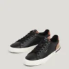 Sneakers classiche con dettagli in pelle scamosciata Sneakers classiche con dettagli in pelle scamosciata