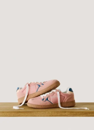 Sneakers con suola a cono effetto pelle scamosciata Sneakers con suola a cono effetto pelle scamosciata