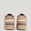 Sneakers con suola a cono in pelle scamosciata Sneakers con suola a cono in pelle scamosciata