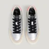 Sneakers metallizzate con dettagli glitterati Sneakers metallizzate con dettagli glitterati