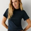 T-shirt a punto traforato con logo ricamato T-shirt a punto traforato con logo ricamato