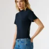 T-shirt a punto traforato con logo ricamato T-shirt a punto traforato con logo ricamato