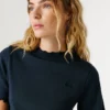 T-shirt a punto traforato con logo ricamato T-shirt a punto traforato con logo ricamato