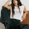 T-shirt con dettagli borchiati