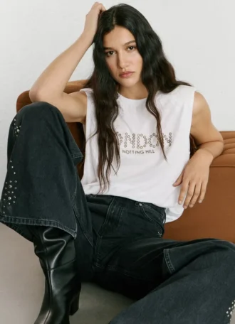 T-shirt con dettagli borchiati