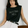 T-shirt con dettagli borchiati