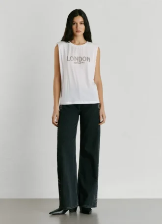 T-shirt con dettagli borchiati
