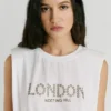 T-shirt con dettagli borchiati
