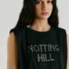 T-shirt con dettagli borchiati