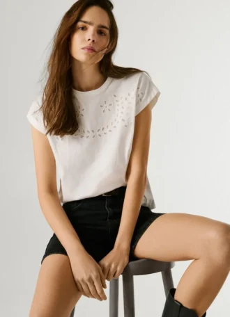T-shirt con dettagli floreali traforati