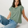 T-shirt con dettagli floreali traforati T-shirt con dettagli floreali traforati
