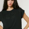 T-shirt con dettagli floreali traforati T-shirt con dettagli floreali traforati