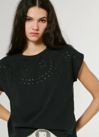 T-shirt con dettagli floreali traforati