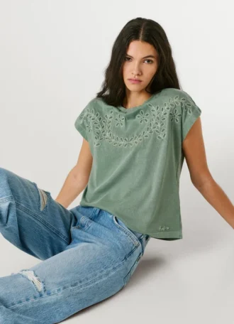 T-shirt con dettagli floreali traforati