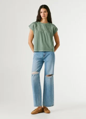T-shirt con dettagli floreali traforati
