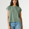 T-shirt con dettagli floreali traforati T-shirt con dettagli floreali traforati