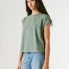 T-shirt con dettagli floreali traforati T-shirt con dettagli floreali traforati