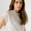 T-shirt con dettagli floreali traforati T-shirt con dettagli floreali traforati