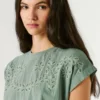 T-shirt con dettagli floreali traforati T-shirt con dettagli floreali traforati