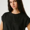 T-shirt con dettagli floreali traforati T-shirt con dettagli floreali traforati