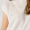 T-shirt con dettagli floreali traforati T-shirt con dettagli floreali traforati