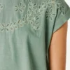 T-shirt con dettagli floreali traforati T-shirt con dettagli floreali traforati