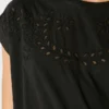 T-shirt con dettagli floreali traforati T-shirt con dettagli floreali traforati