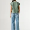 T-shirt con dettagli floreali traforati T-shirt con dettagli floreali traforati