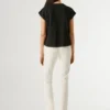 T-shirt con dettagli floreali traforati T-shirt con dettagli floreali traforati