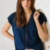 T-shirt con scollo a V e dettagli traforati T-shirt con scollo a V e dettagli traforati