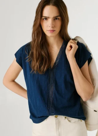 T-shirt con scollo a V e dettagli traforati
