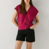 T-shirt con scollo a V e dettagli traforati