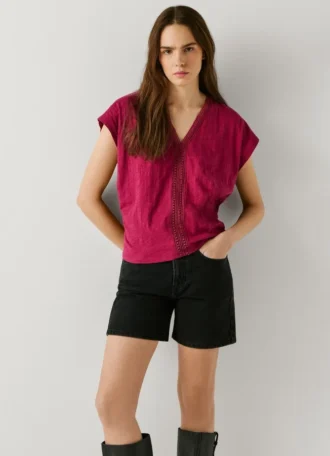 T-shirt con scollo a V e dettagli traforati