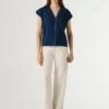 T-shirt con scollo a V e dettagli traforati T-shirt con scollo a V e dettagli traforati