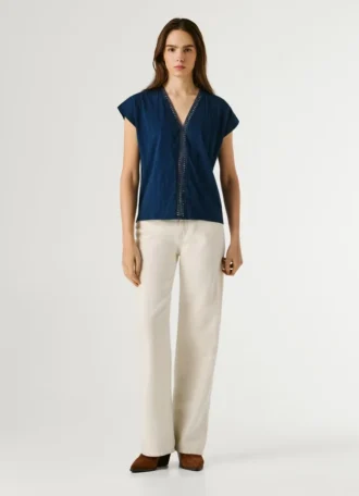T-shirt con scollo a V e dettagli traforati