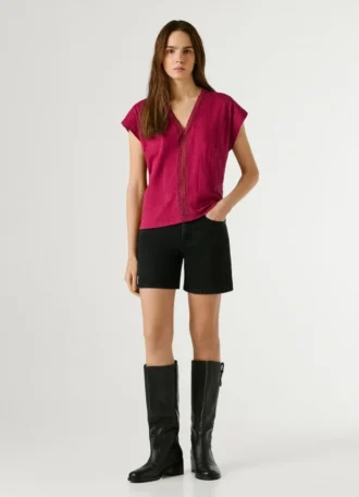 T-shirt con scollo a V e dettagli traforati