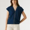T-shirt con scollo a V e dettagli traforati T-shirt con scollo a V e dettagli traforati